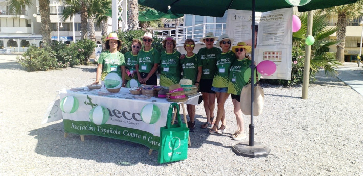 AECC de Almuñécar lleva a cabo este jueves una campaña de prevención solar en la playa Puerta del Mar
